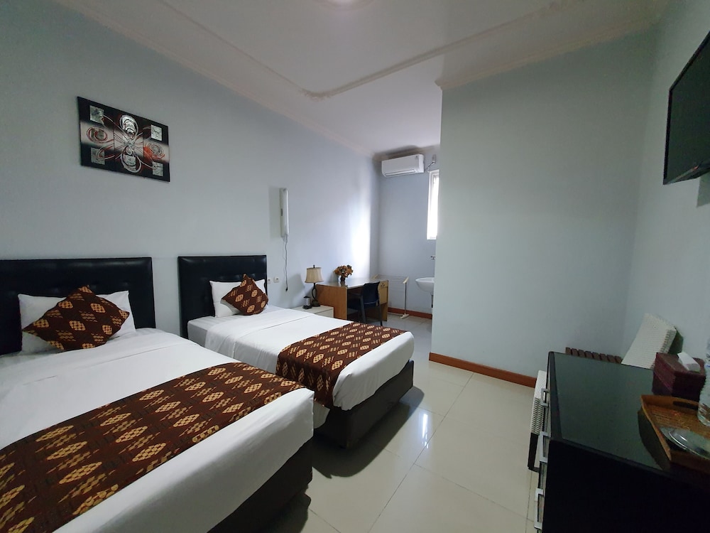 Rene Hotel 10/41