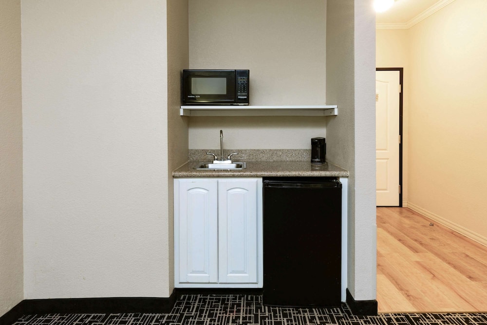 La Quinta Inn & Suites by Wyndham Garland Harbor Point 16/54
