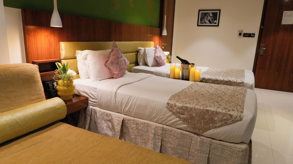 The Club Emerald Chembur 6/51