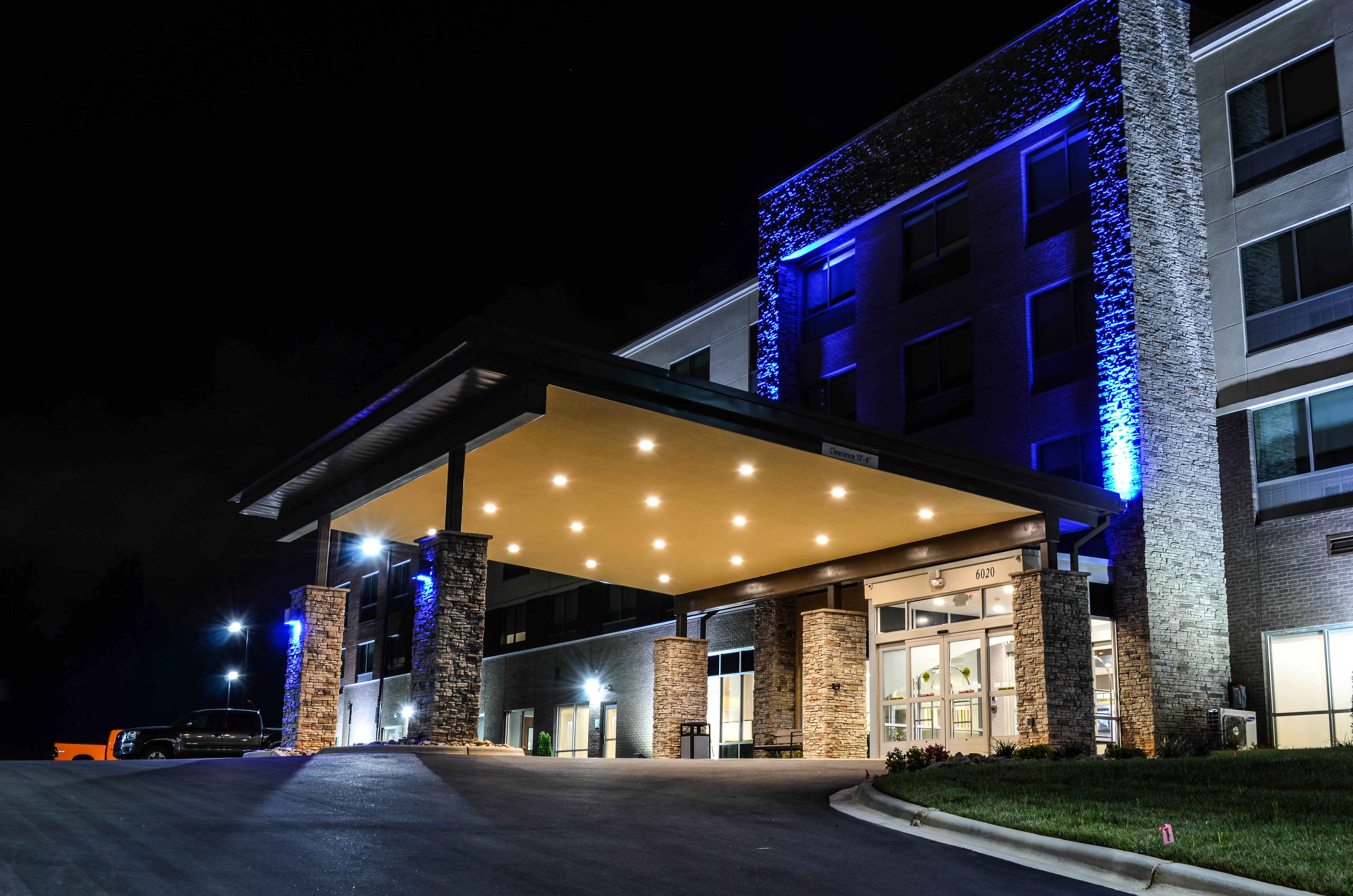 Holiday Inn Express Suites Charlotte Ne University Area 4/40