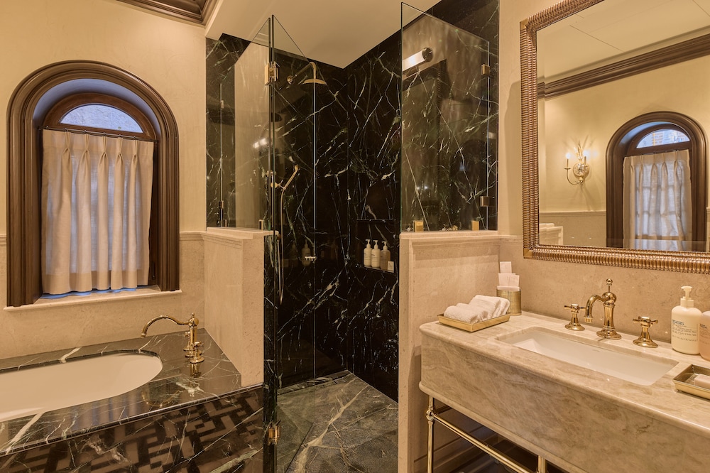 LUXURY, KING BED, GARDEN AREA