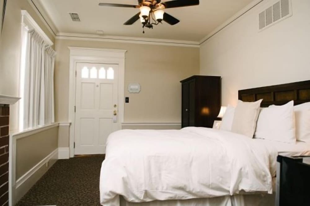 Ch1, Standard, Queen Bed
