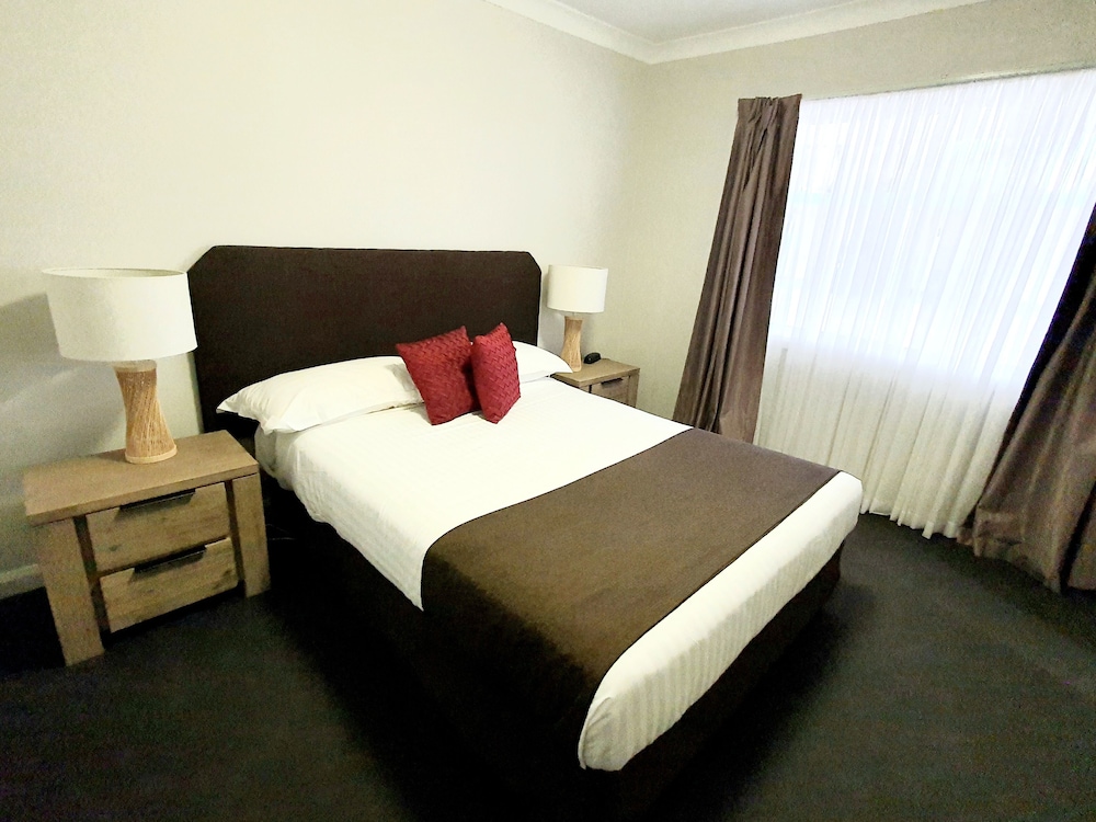 Mcnevin S Maryborough Motel 27/69