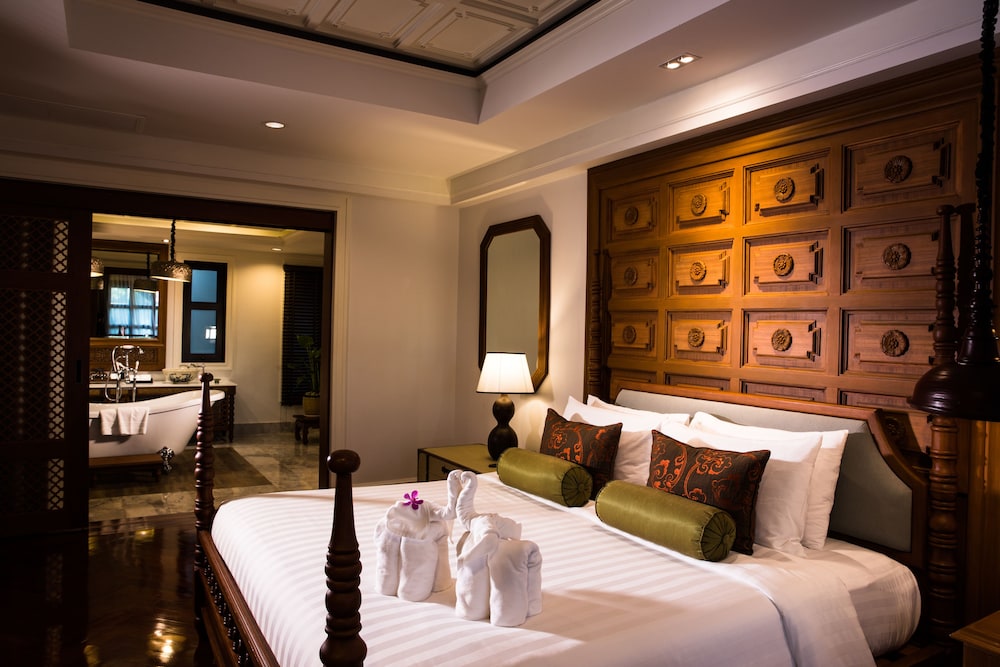 Colonial, Suite, King Bed, River Front