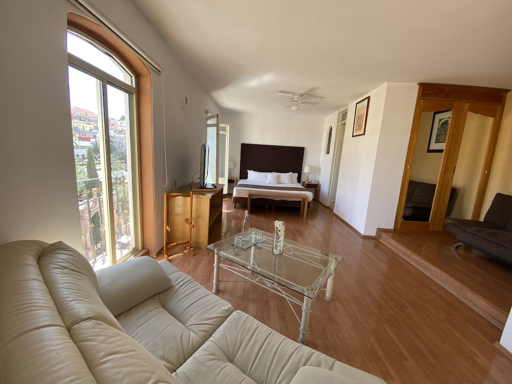 Hotel Casona de los Vitrales 32/50