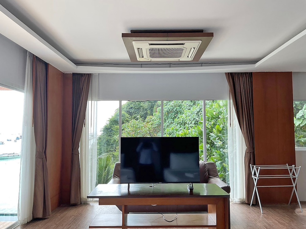 Phi Phi Cliff Beach Resort 54/69