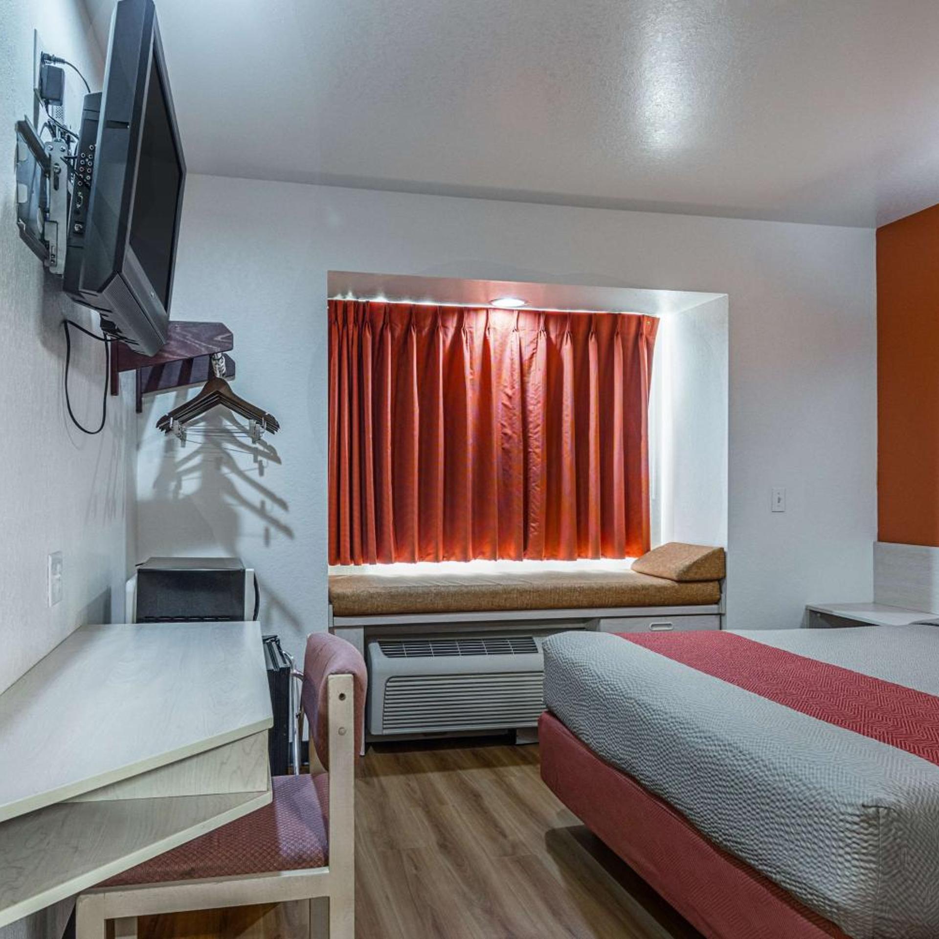 غرفة بسرير كوين للمدخنين، Motel6 McAlester, OK 3/10