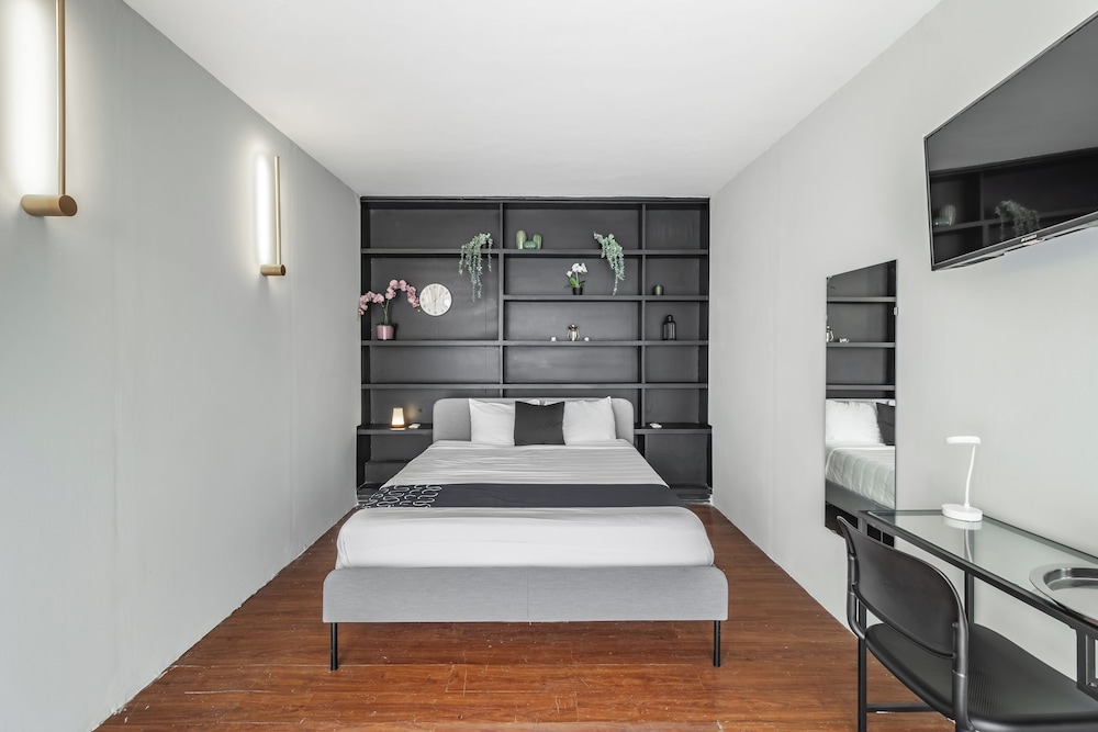 EXECUTIVE, SHARED BATHROOM