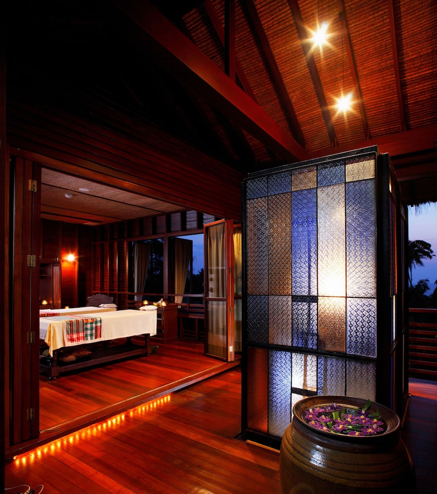 Outrigger Phi Phi Island Resort 8/100