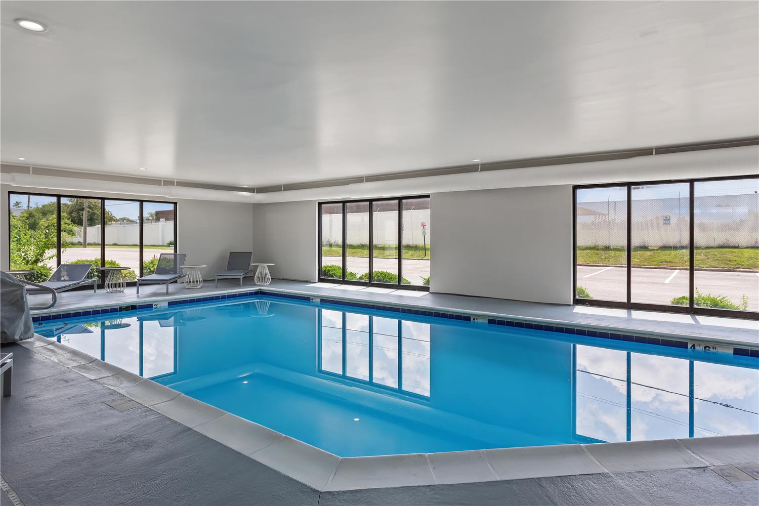 Spark by Hilton Oak Forest 22/48