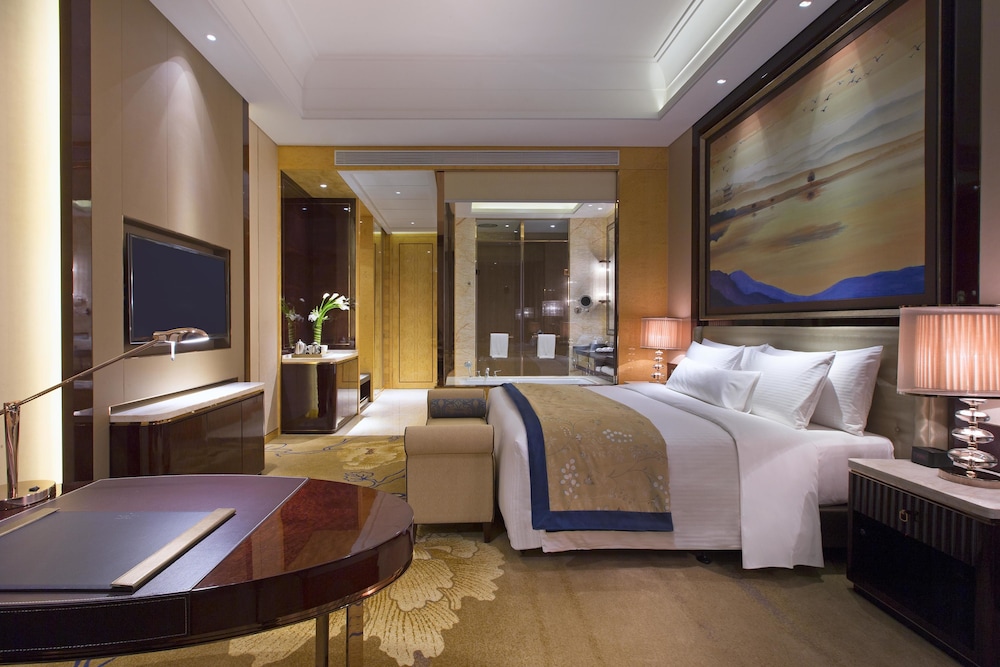 GRAND, KING BED