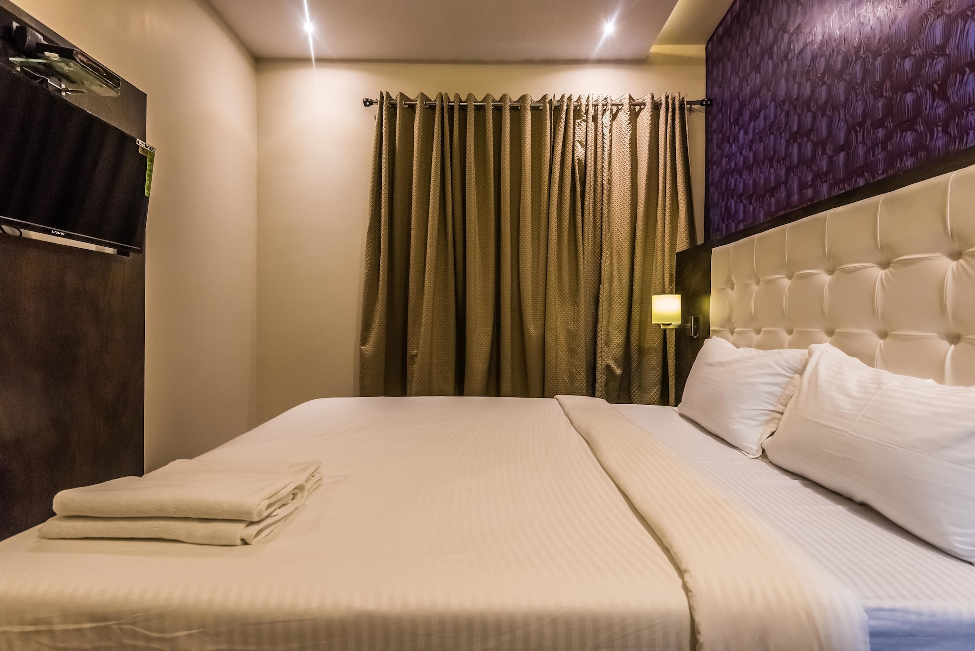 DELUXE, DOUBLE BED