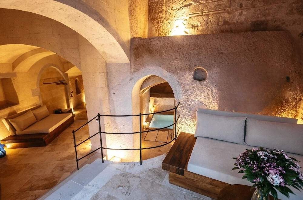 MILLSTONE CAVE SUITES 37/77