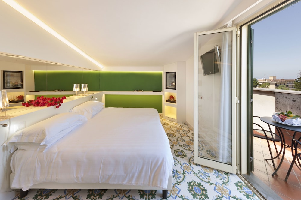 Hotel Alpha 28/72