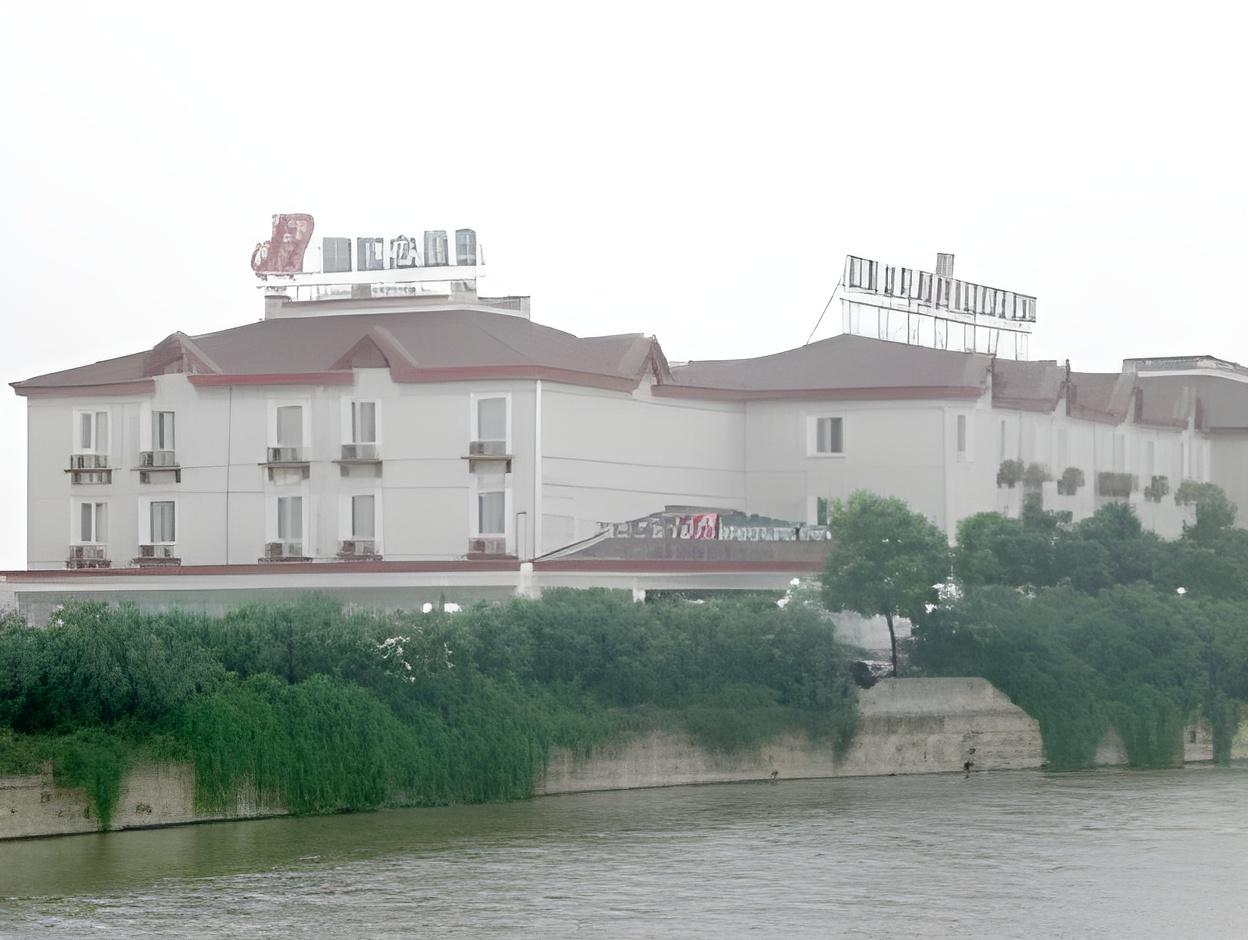 Magnolia Hotel (Yixing bus station store) 60/64