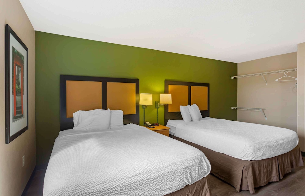 STUDIO, 2 QUEEN BEDS