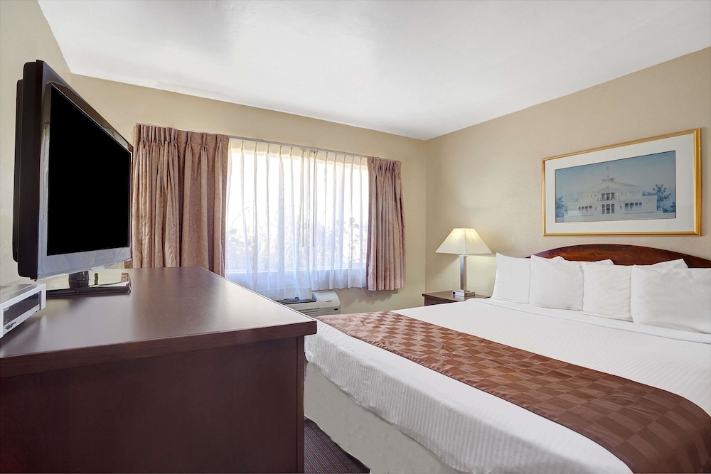 Travelodge by Wyndham Everett City Center 11/19