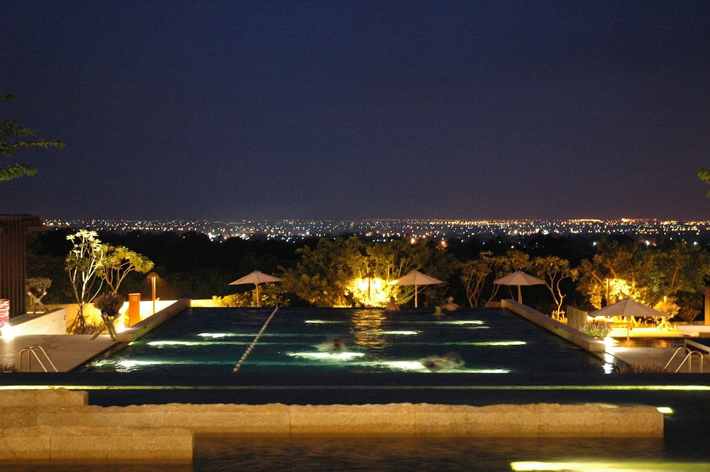Royal Chiaohsi Hotel 65/73