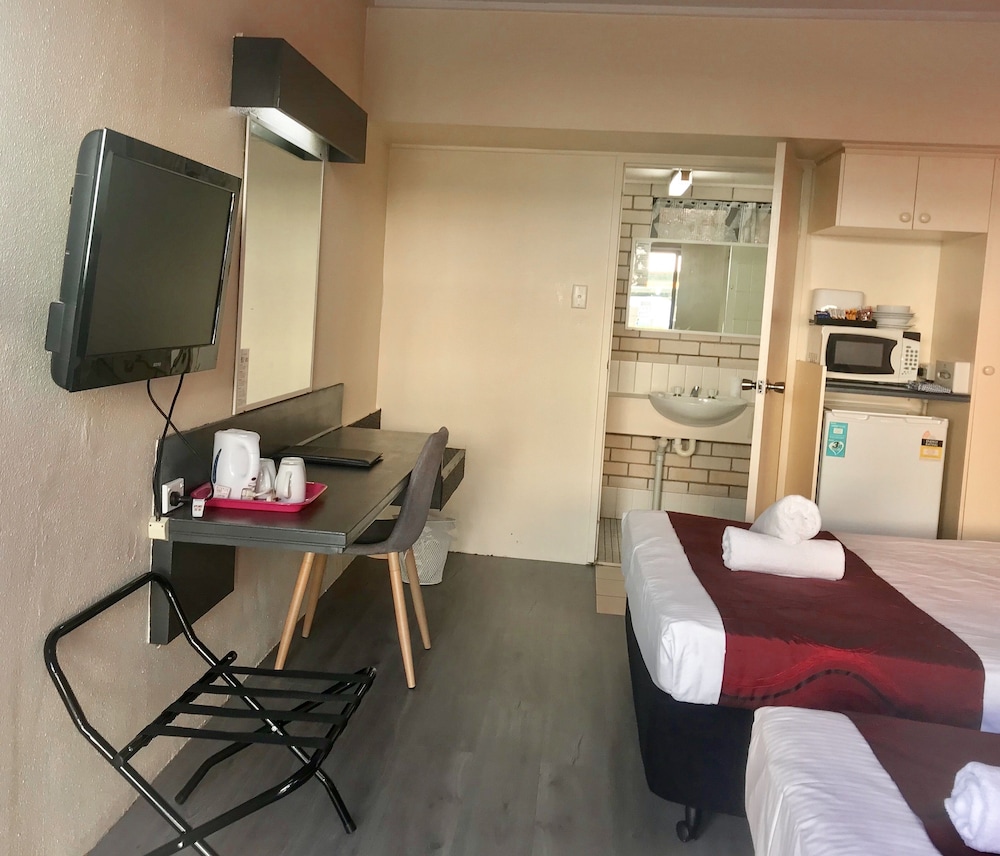 TROPICAL GATEWAY MOTOR INN 48/62