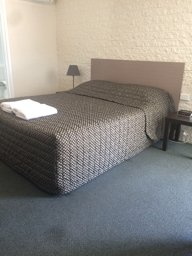 Alexander Motor Inn Moree 12/34