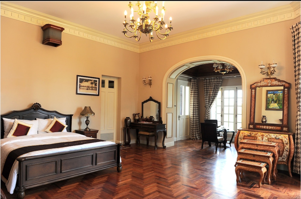 ROYAL, SUITE