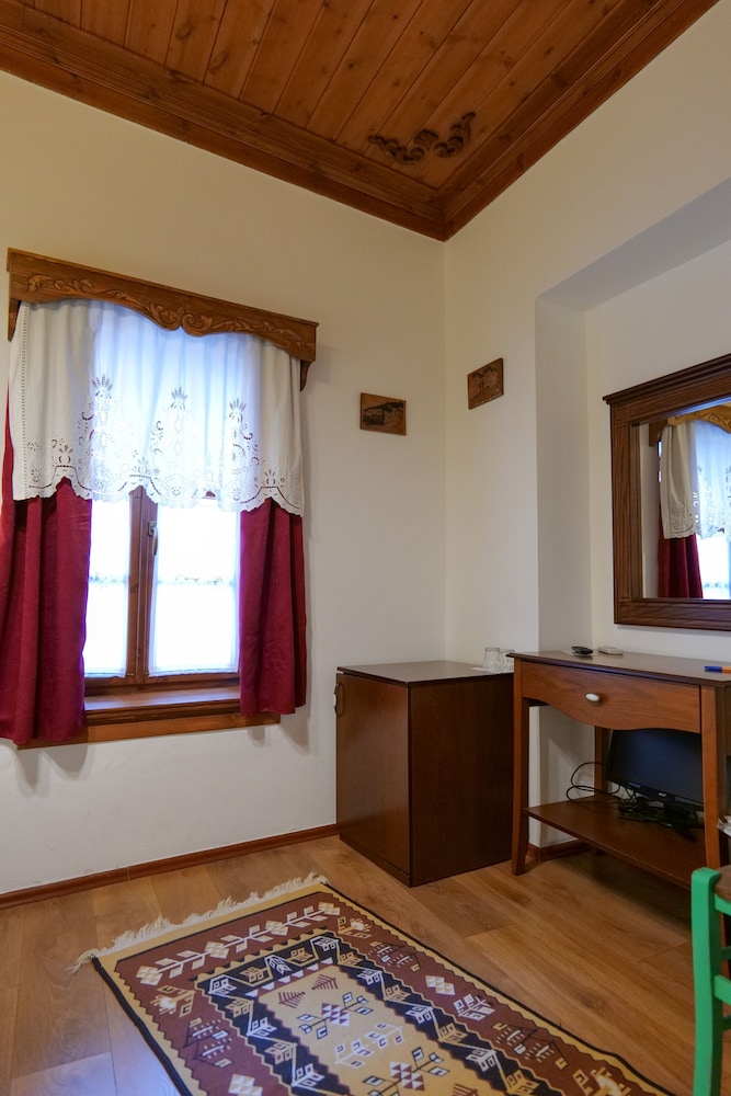 Bineri Hotel Gjirakastra 34/52