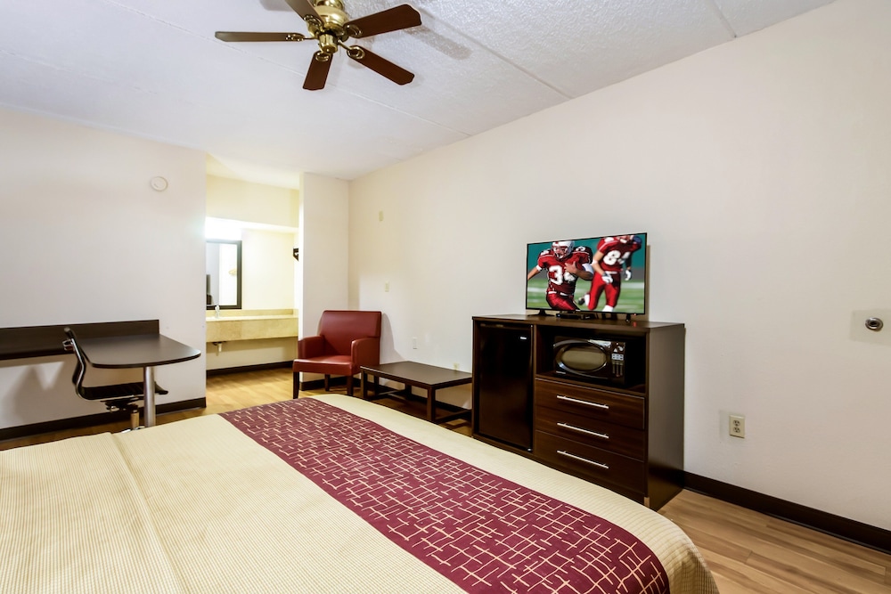 Red Roof Inn & Suites Statesboro - University 11/45