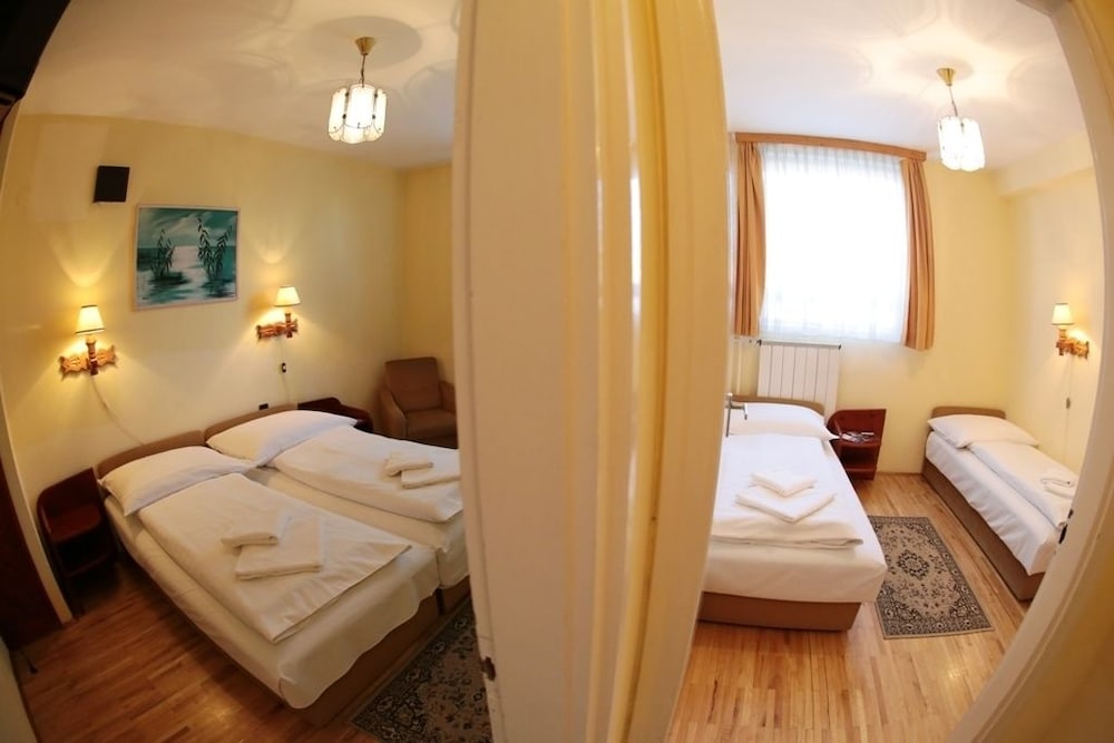 ROOM, TRIPLE