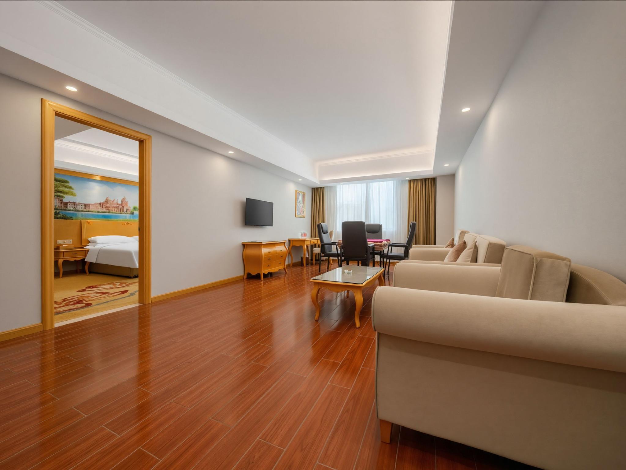Vienna Hotel (Huizhoushi Lilin North Station) 42/58