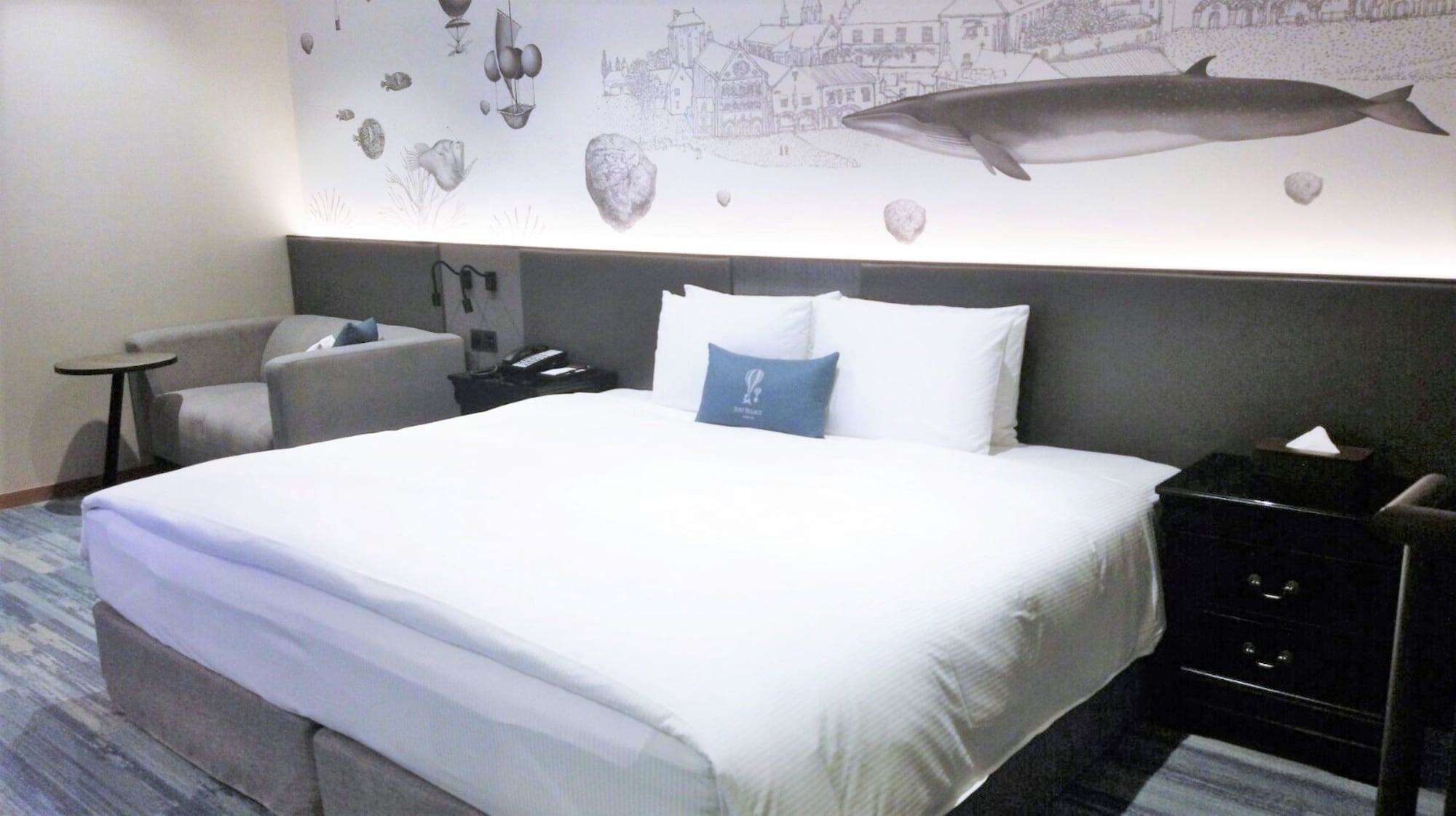 DELUXE, KING BED
