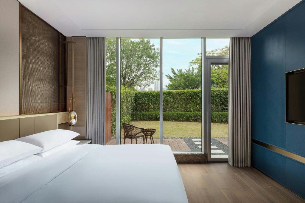 Suite, King Bed, Garden Access