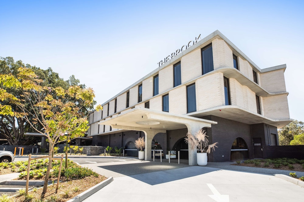Brook Hotel 6/50