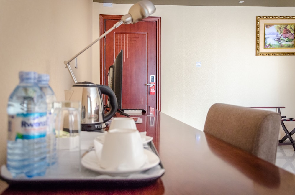 HILLSIDE PLAZA HOTEL 35/66