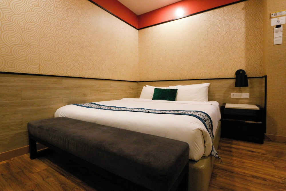 Swing & Pillows at Golden Roof Hotel Seri Iskandar, Ipoh 10/30