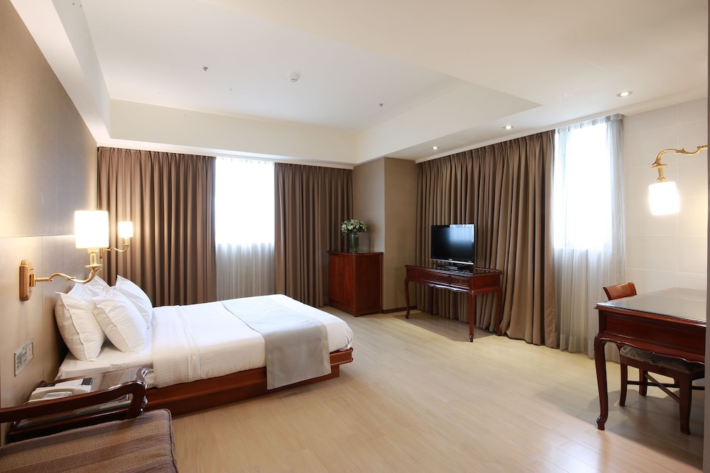 Highness Hotel 16/34