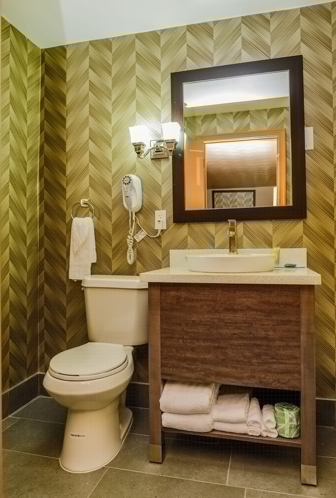 AArya Hotel By Niagara Fashion Outlets 32/44