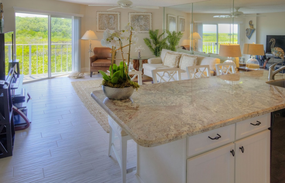 Ocean Pointe Suites Hotel in TAVERNIER - FL
