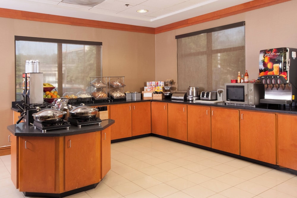 Fairfield Inn & Suites Atlanta Airport South/Sullivan Road 8/50