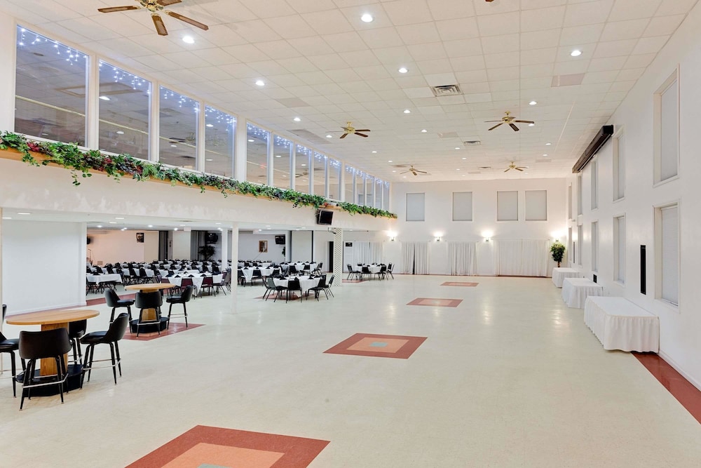 Ramada by Wyndham Richland Center 28/52