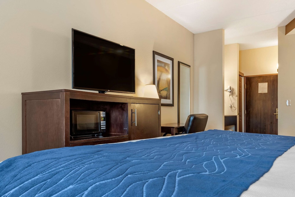 Comfort Inn and Suites Butler 7/38