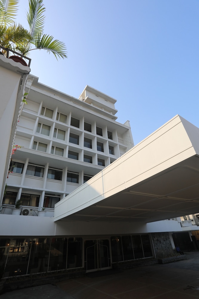 THE INTERNATIONAL HOTEL 2/40