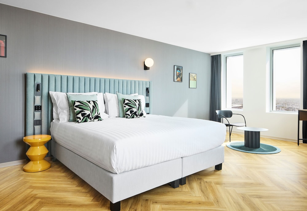 JUNIOR SUITE, KING BED, EIFFEL VIEW