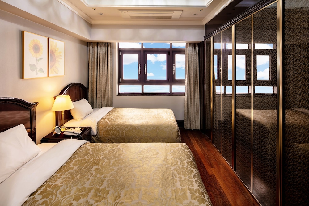 CRYSTAL, TWIN BEDS