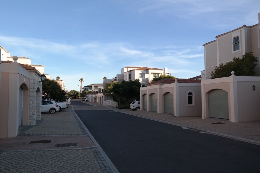 Bougain Villas Apartments 25/26