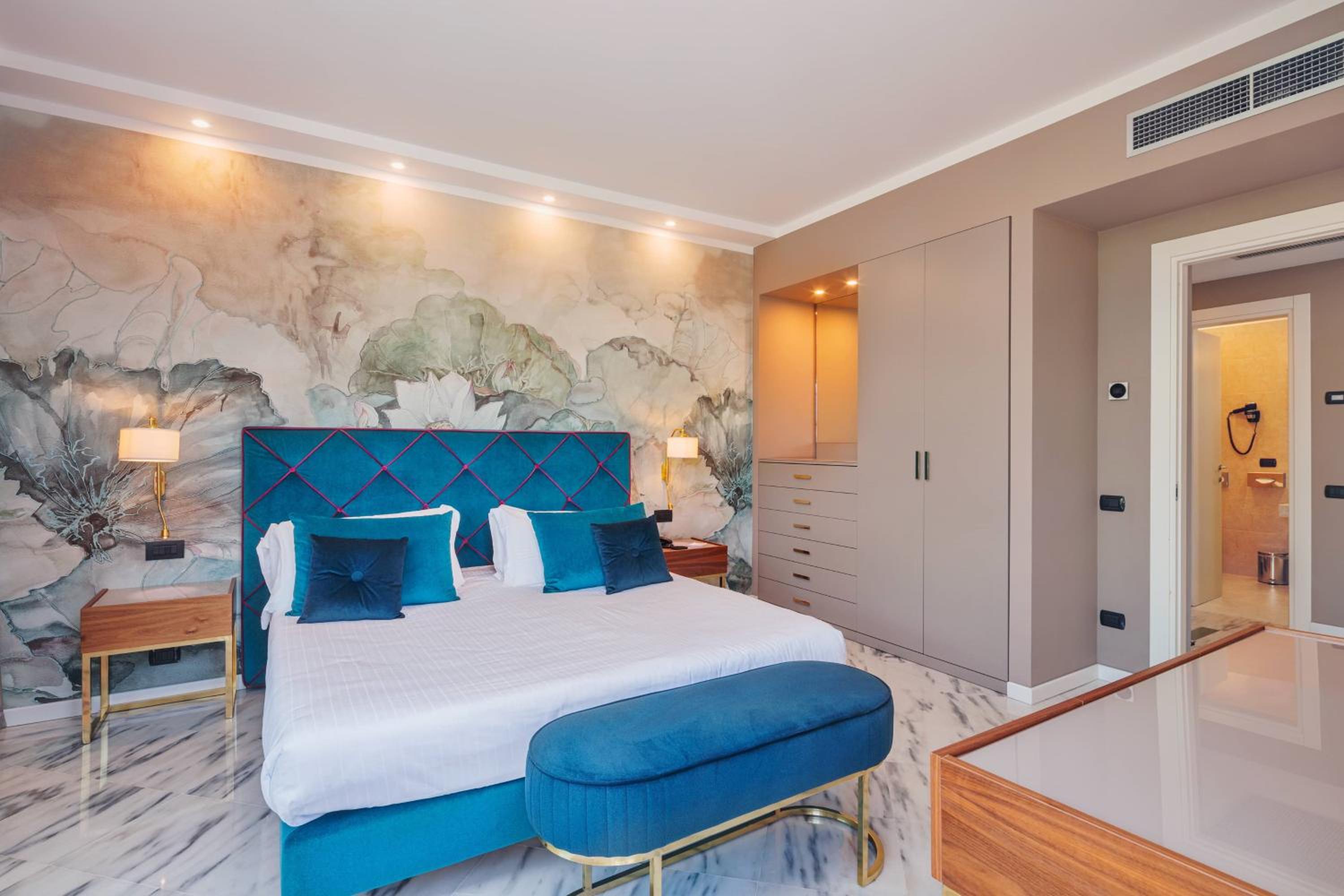 جناح تنفيذي بسرير كوين بشرفة مع أريكة، Hotel Excelsior 2/2