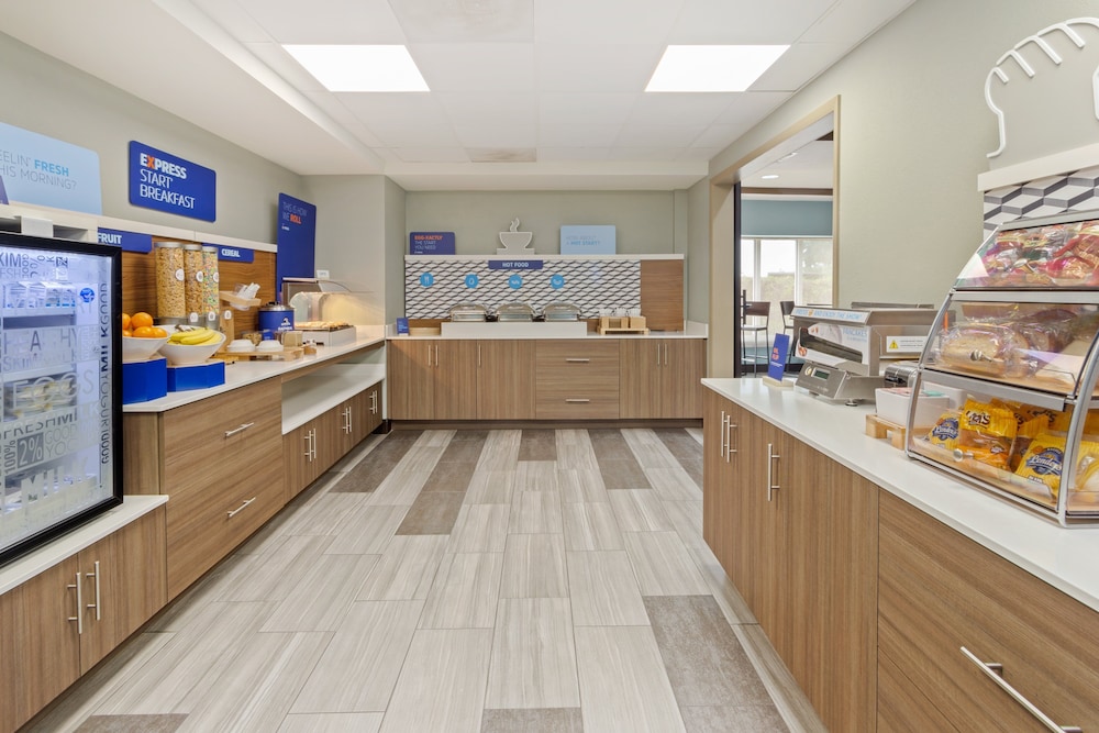Holiday Inn Express Hotel & Suites Largo-Clearwater 6/40