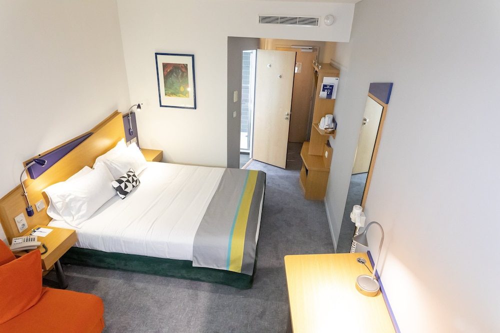 HOLIDAY INN EXPRESS ARRAS 17/78