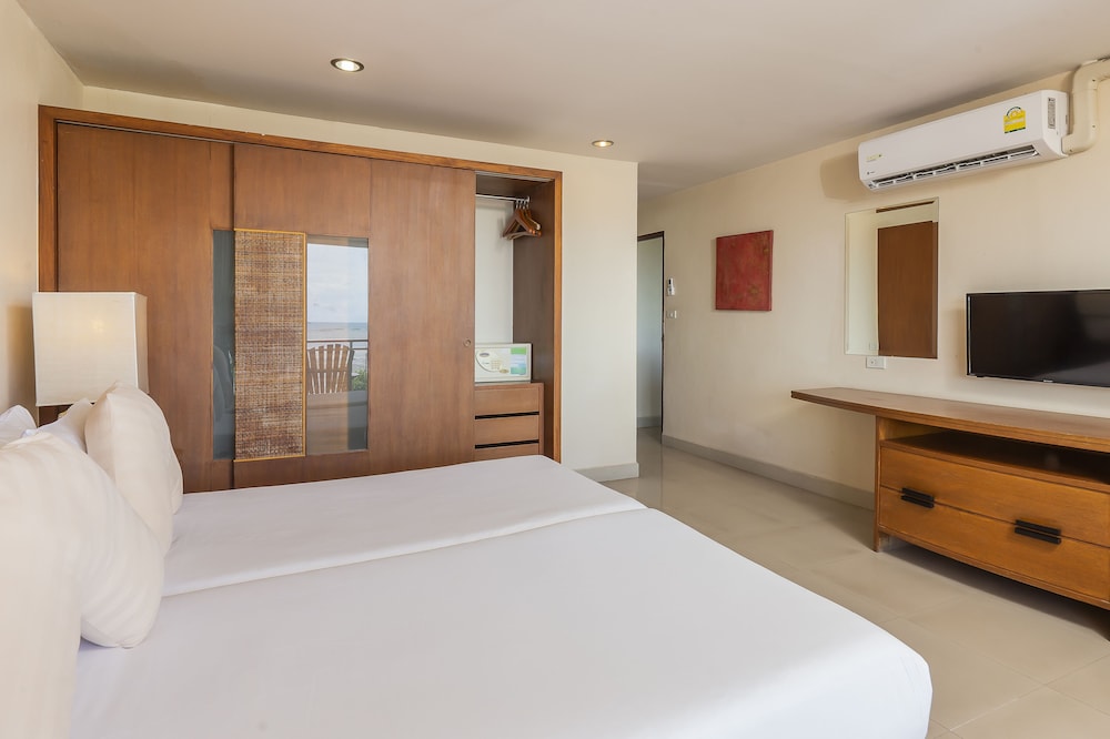 Cabana, Suite, 1 King and 1 Single Beds, Garden View, Sofa