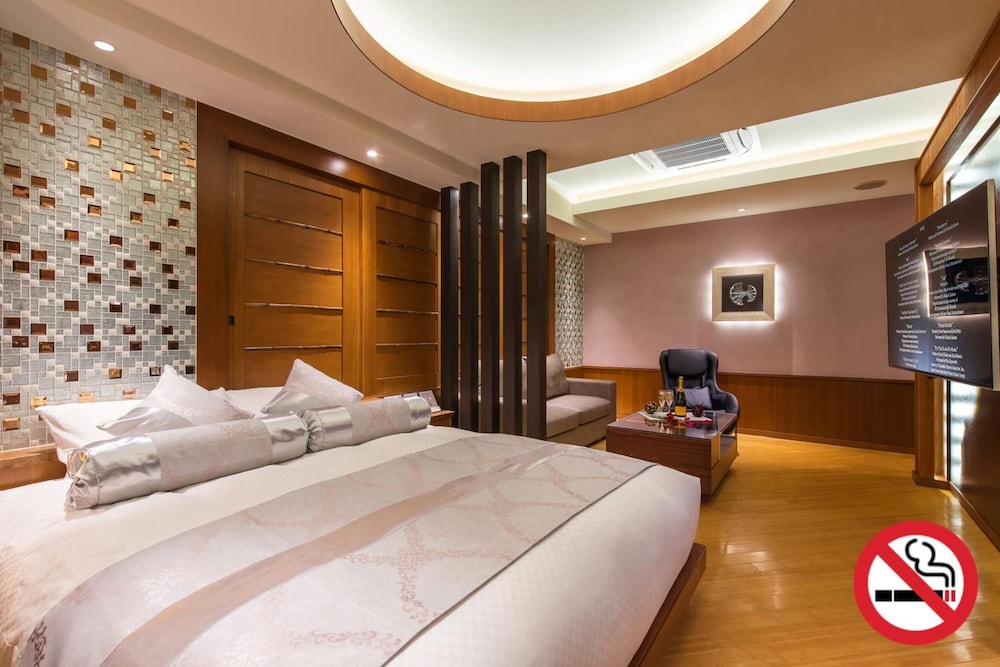 Hotel Dior 7 37/67