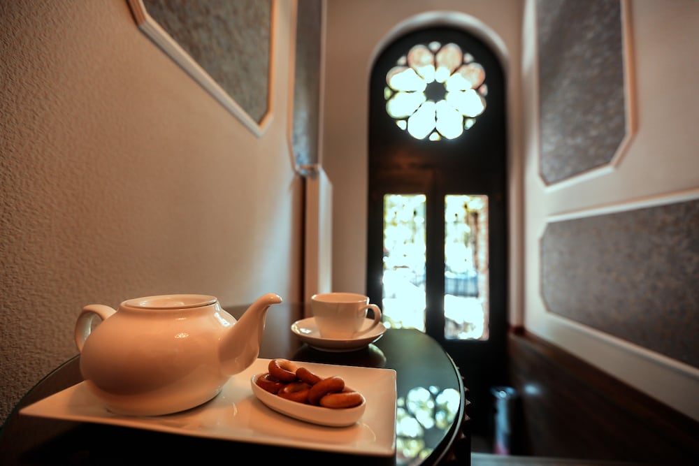 Tea For Two Hotel 18/40